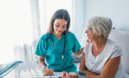 Estudantes internacionais que atuam na área da saúde poderão trabalhar tempo integral